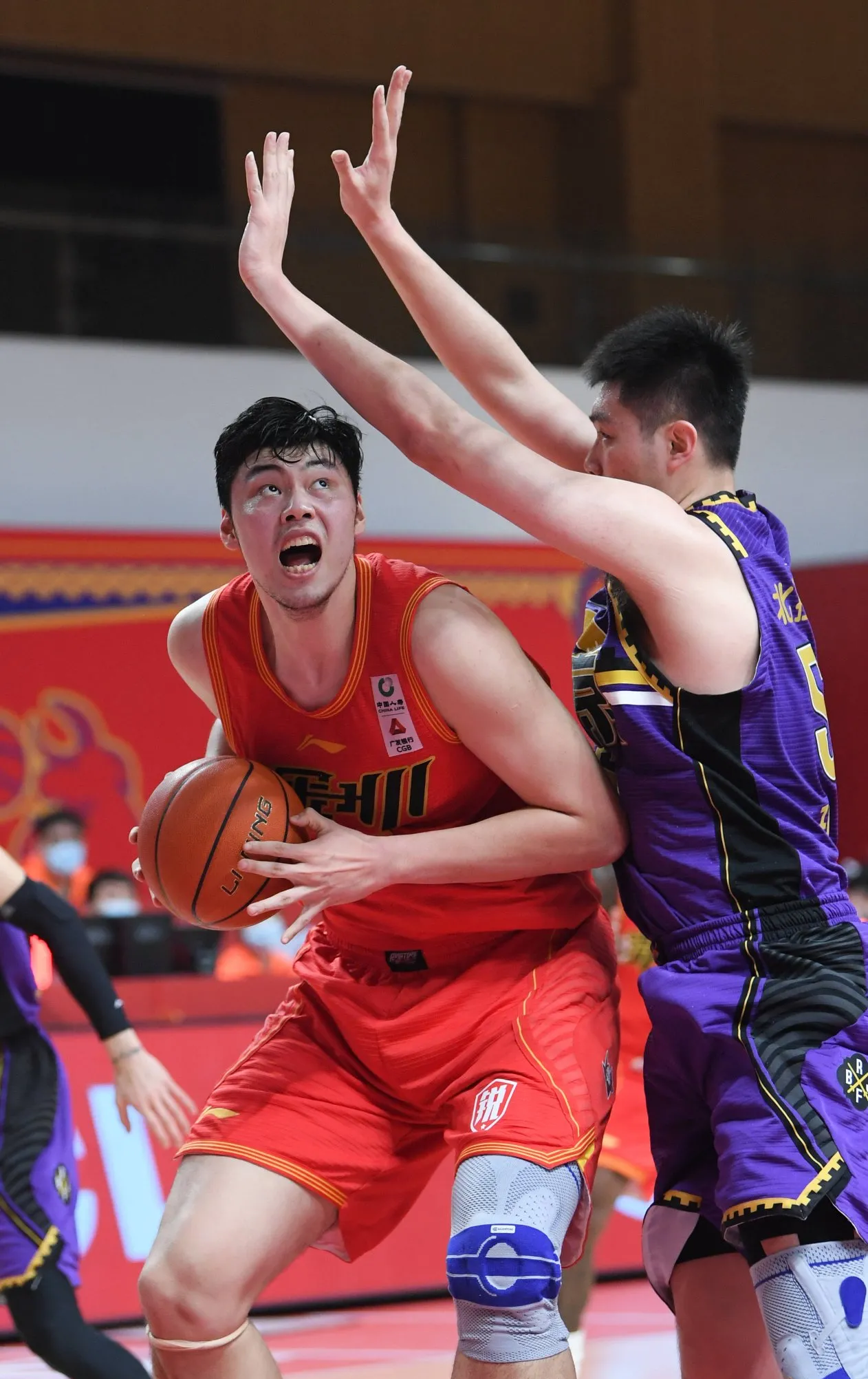 转会期山东男篮调整名单以备全明星赛；迎来里程碑环节打磨；引发热议；临场指挥获称赞的简单介绍